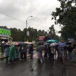Люди перекрили дорогу на знак протесту проти обшуків у Бучі