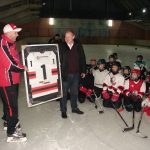 Ігорю Оверку подарували хокейну екіпіровку