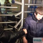 Активісти прикували себе наручниками до гратів на вході в прокуратуру Київщини