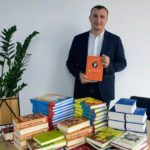 Володимир Карплюк подарував школам Ірпеня нові книги