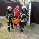 Ірпінські рятувальники витягли бабусю з колодязя